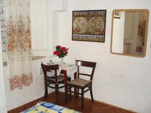 comedor con mesa, sillas y espejo en Guest House Marija, en Dubrovnik