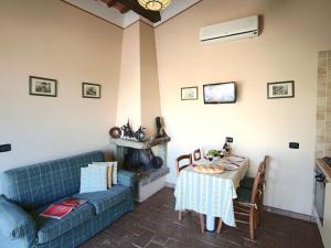 sala de estar con sofá y mesa en Belvilla by OYO Casa Rovello, en Todi