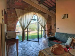 A seating area at Tranquil Cottage Retreat in Todi, Umbria Még 36 kép