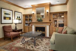 Prostor za sedenje u objektu Country Inn & Suites by Radisson, St Peters, MO