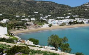 vistas a una playa con edificios blancos en Akrotiraki Apartments, en Platis Yialos Sifnos
