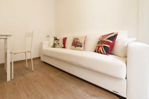 ナポリにあるトレド 116の白いソファ(枕付)