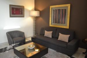 sala de estar con sofá y silla en Jose Antonio Executive, en Lima