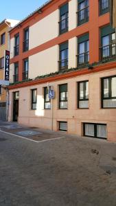 Un estacionamiento vacío frente a un edificio en Don Diego, en Ávila