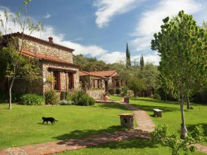 Κήπος έξω από το Cottage in Alájar with Stunning Valley Views
