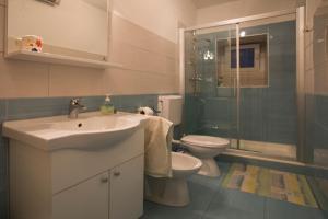 een badkamer met een wastafel, een toilet en een douche bij Apartment Pera in Split +22 foto's