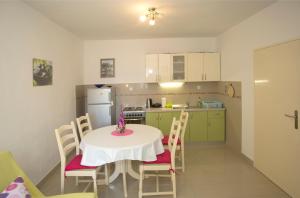 een keuken met een tafel en een tafel met stoelen bij Apartment Pera in Split