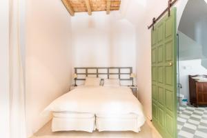タリファにあるApartamento Mistralの緑のドア付きのベッドルーム1室