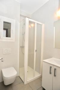 een badkamer met een douche, een toilet en een wastafel bij Viviendas Turisticas S'Estanyol in La Savina