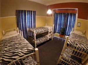 Ένα ή περισσότερα κρεβάτια σε δωμάτιο στο Bazil's Backpackers BBH Hostel & Surf School