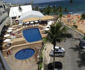 una vista aérea de una playa con 2 piscinas en Flat em Ondina (ap.404), en Salvador