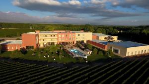 Vista Flores弗恩特马约尔酒店的享有带田野和树木的建筑的空中景致