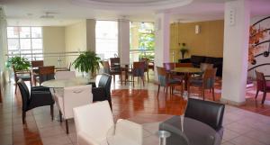 restauracja ze stołami i krzesłami w pokoju w obiekcie VOA Plazza Hotel w mieście Águas de Lindóia
