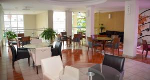 a restaurant with tables and chairs in a room at VOA Plazza Hotel in Águas de Lindóia