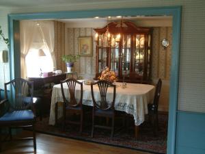 d'une salle à manger avec une table, des chaises et une fenêtre. dans l'établissement Truman Gillet House B & B, à Granby