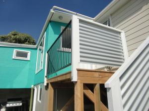 eine Veranda mit einer Terrasse an einem Haus in der Unterkunft Oamaru Green Cottage in Oamaru