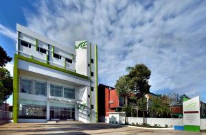 budynek z znakiem na boku w obiekcie Whiz Prime Hotel Sudirman Cilacap w mieście Cilacap