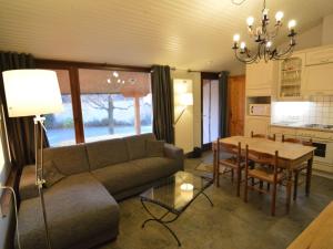 sala de estar con sofá y mesa en Quaint holiday home with heated indoor pool, en Purnode