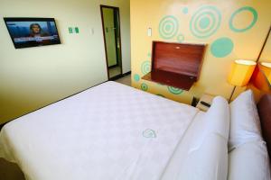 Uma cama ou camas num quarto em Go Hotels Tacloban