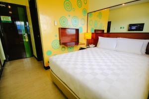 Uma cama ou camas num quarto em Go Hotels Tacloban