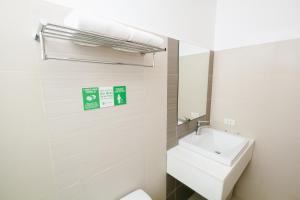 Uma casa de banho em Go Hotels Tacloban