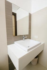 Uma casa de banho em Go Hotels Tacloban