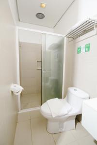 Uma casa de banho em Go Hotels Tacloban