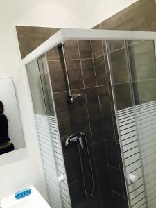 カンヌにあるCANNES CROISETTE bのバスルーム(ガラスドア付きのシャワー付)