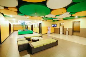 uma sala de estar com um sofá e uma mesa em Go Hotels Tacloban em Tacloban