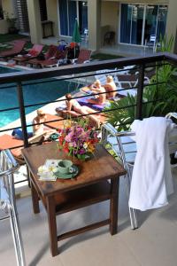 Der Swimmingpool an oder in der Nähe von Baan Karon Resort