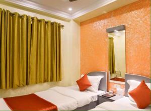 Ένα ή περισσότερα κρεβάτια σε δωμάτιο στο Golden Heaven Hotel