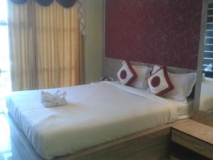 Postel nebo postele na pokoji v ubytování Golden Heaven Hotel