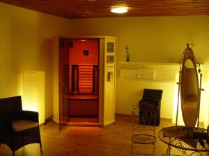Hotel Sportcenter Fünf Dörfer AG的休息区