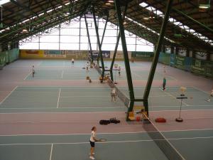 Hotel Sportcenter Fünf Dörfer AG内部或周边的网球和/或壁球设施