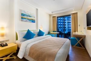 Habitación de hotel con cama grande y ventana en Savoy Hotel Boracay Newcoast en Boracay