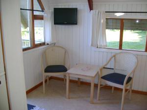 En tv och/eller ett underhållningssystem på Sandkaas Family Camping & Cottages