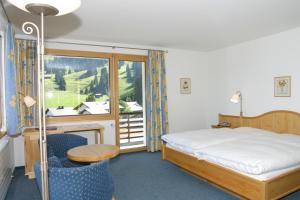 Postel nebo postele na pokoji v ubytování Hotel Alpina Parpan