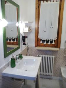 een badkamer met een wastafel en een spiegel bij B&B Il Suono del Bosco in Arcugnano