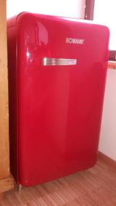 フュルトにあるStorchennestの赤い冷蔵庫(ウッドフロア)