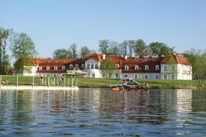 een groep mensen op een boot in het water bij Pałac Domaniowski in Wieniawa