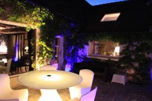 Rochefort-en-Yvelines的住宿－里貝爾尼酒店，客房内的白色桌子和白色椅子