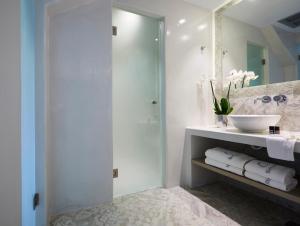 Koupelna v ubytování Fileria Suites + 28 fotografií