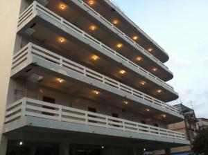 - un bâtiment avec des balcons blancs sur le côté dans l'établissement Sakol Hotel, à Nakhon Ratchasima