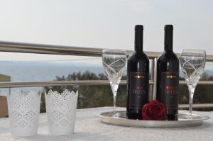 dos botellas de vino y dos copas en una mesa en Luxury Apartments Zana en Zadar