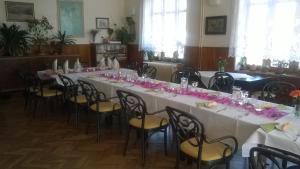 długi stół w pokoju ze stołami i krzesłami w obiekcie Kralicka Chata w mieście Staré Město