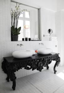 a bathroom with two sinks on a black table at Yndo Hôtel in Bordeaux
