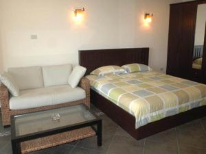 View Talay 5C في جنوب باتايا: غرفة معيشة مع سرير وأريكة