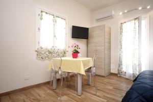 un comedor con mesa y sillas en una habitación en Plaia Resort, en Favignana