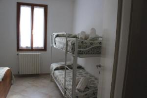 ein Zimmer mit drei Etagenbetten in einem Zimmer in der Unterkunft Casa Tafi in Castelfiorentino