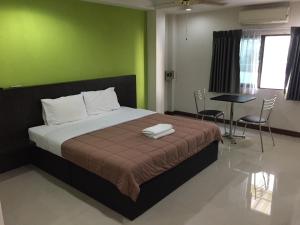 Кровать или кровати в номере Shanghai Guesthouse